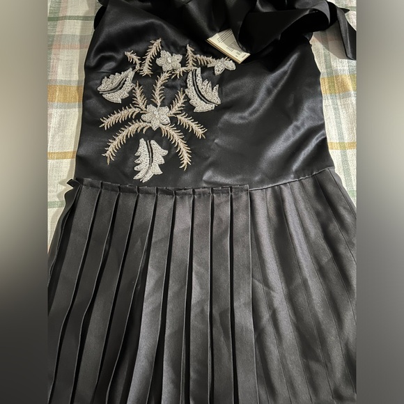 Sold NWT Burberry Ladies Flor Embroidered Asymmetrical Pleated Dress - Picture 3 of 12